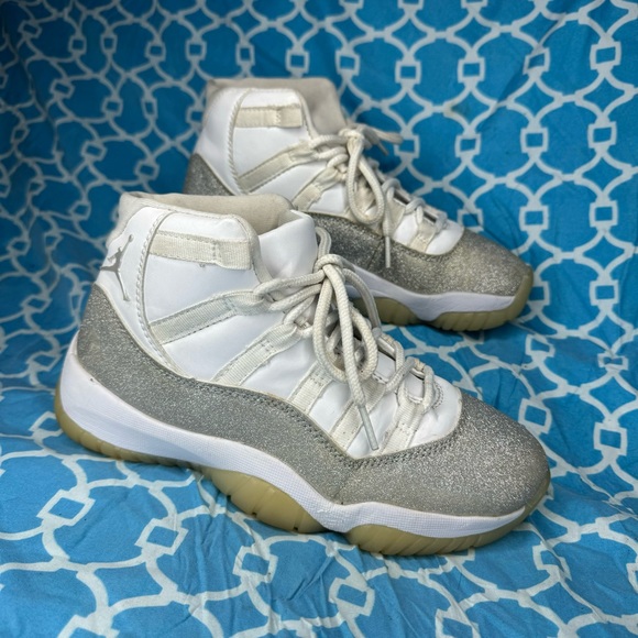Nike Women’s size 7 Air Jordan 11 retro Vast grey glitter sparkle wmns sneakers - Picture 1 of 11